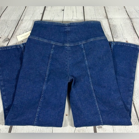 Pilcro NWT Seamed Mid-Rise Crop Flare Jeans, Fender Wash, Size 29 - Picture 6 of 9